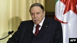 Le président algérien Abdelaziz Bouteflika à sa résidence officielle à Zeralda, dans la banlieue d'Alger, le 10 avril 2016.