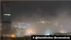 تصویر گرفته شده از ویدیوی مربوط به حمله هوایی در شهرک غرب تهران، سمت حسن سیف/دادمان‌ - شامگاه دوشنبه ۱۰ فروردین (منبع وحیدآنلاین)