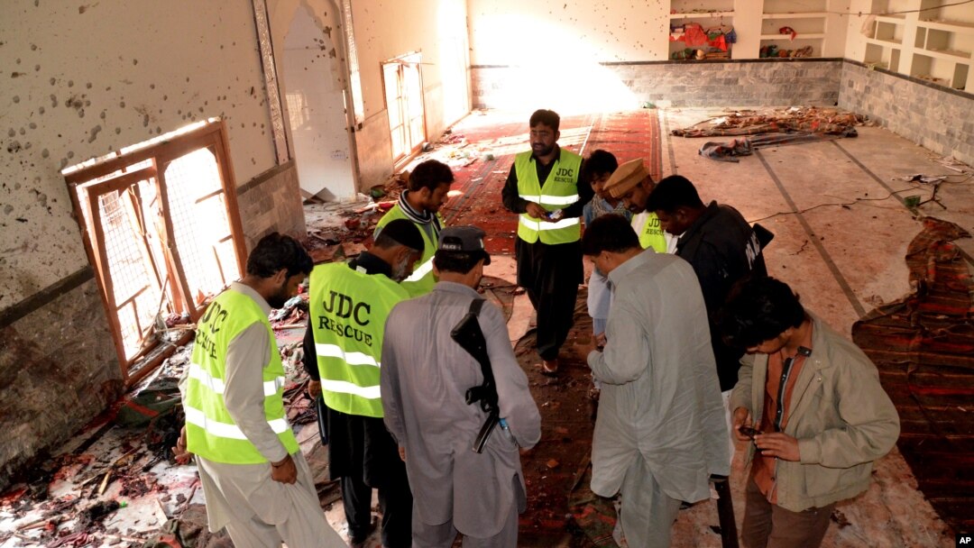 Petugas keamanan Pakistan mencari data forensik setelah terjadinya pengeboman d sebuah masjid Syiah di Shikarpur, Pakistan (30/1). 
