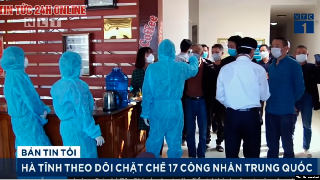 Chính quyền địa phương TX Kỳ Anh, Hà Tĩnh kiểm tra thân nhiệt các công nhân Trung Quốc tại một khách sạn. Photo VTC