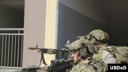 지난 2016년 한국에서 열린 미·한 특수부대 연합훈련에서 미 제1공수특전단 대원들이 M-240 기관총을 설치하고 있다.
