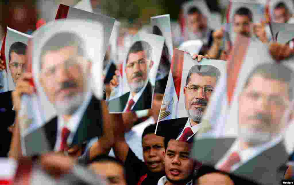 Taageerayaasha Morsi oo ku dibaxbaxay bannaanka hore ee safaaradda Masar ay ku leedahay Kuala Lumpur, Malaysia, July 26, 2013. 