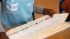 Un agent de la Commission électorale indépendante plie un bulletin de vote dans un bureau de vote à Langa, près du Cap, le 1er novembre 2021, lors des élections locales en Afrique du Sud. 