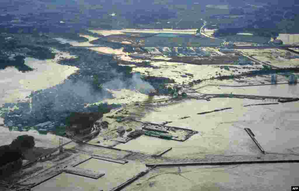 Пожар в префектуре Фукусима, начавшийся в результате цунами, обрушившегося на северо-восток Японии в результате землетрясения силой 8,9 балла