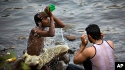 Warga mandi untuk mendinginkan badan di tengah gelombang panas di Islamabad, Pakistan (19/5).