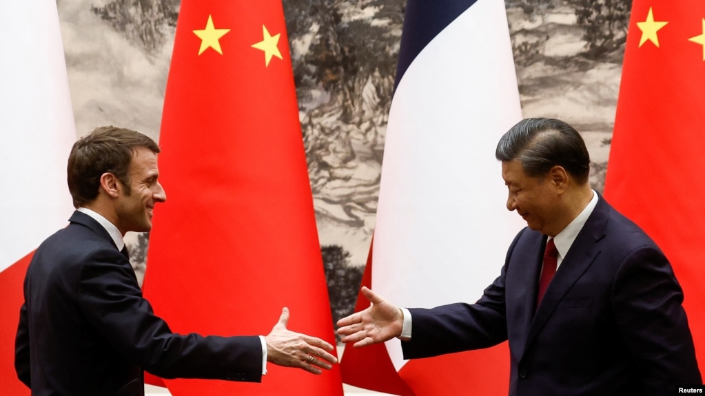 法国总统马克龙2023年4月6日在访问北京时与中国国家主席习近平会面。（路透社）(photo:VOA)