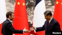 法国总统马克龙2023年4月6日在访问北京时与中国国家主席习近平会面。（路透社）