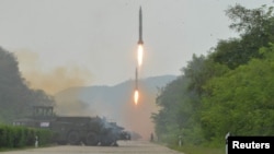 Foto peluncuran misil Korea Utara oleh unit artileri Hwasong, Pasukan Strategis KPA yang dirilis oleh kantor berita KCNA di Pyongyang, Korea Utara, 6 September 2016 (Foto: dok/KCNA).