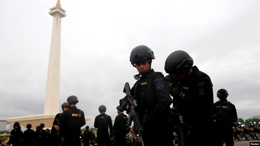 Polisi brigade mobil disiagakan untuk pengamanan menjelang Tahun Baru di Jakarta dan berbagai kota di Indonesia (Foto: Reuters). 