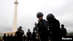 Polisi brigade mobil disiagakan untuk melakukan pengamanan menjelang Natal dan Tahun Baru di Jakarta dan berbagai kota di Indonesia (Foto: Reuters). 