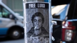 Sebuah poster yang berisi wajah Luigi Mangione terpasang di luar di hotel New York Hilton Midtown di New York, pada 12 Desember 2024. (Foto: AP/Julia Demaree Nikhinson)