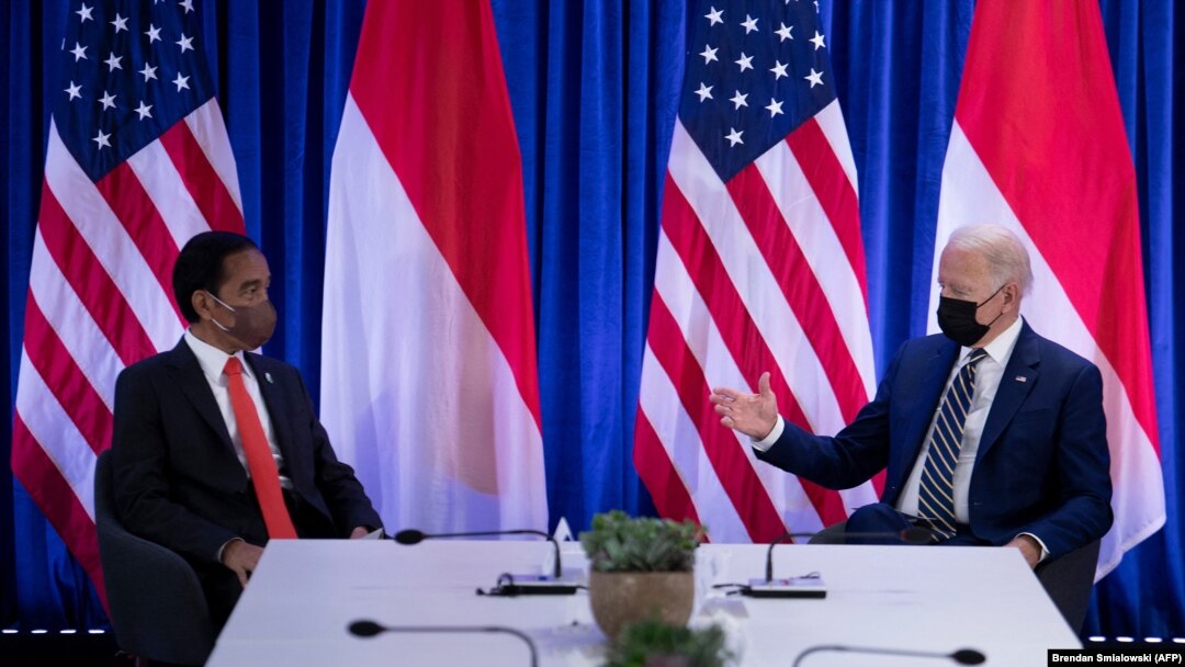 Presiden Joko Widodo (kiri) berbicara dengan Presiden AS Joe Biden (kanan) dalam pertemuan bilateral pada Konferensi Perubahan Iklim PBB COP26 di Glasgow, Skotlandia, pada 1 November 2021. (Foto: AFP/Brendan Smialowski)
