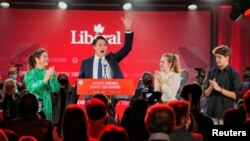 Le Premier ministre libéral du Canada Justin Trudeau, accompagné de sa femme Sophie Gregoire et de leurs enfants, salue des partisans à Montréal, Québec, Canada, 21 septembre 2021.