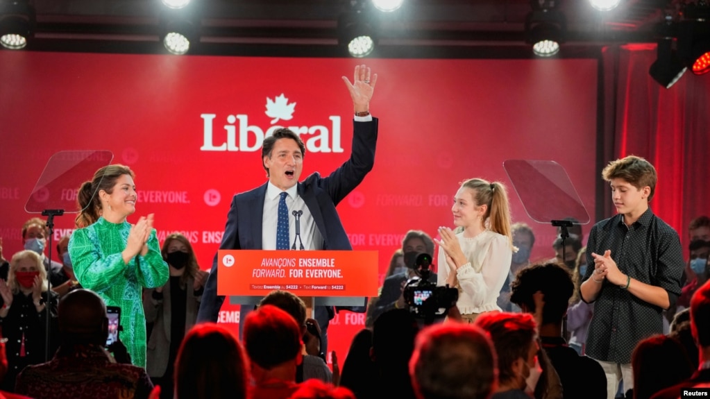 加拿大总理特鲁多赢得连任后向支持者致意（路透社2021年9月21日）