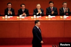 2017年10月18日習近平在北京人大會堂召開的中共十九大開幕式上走向講台發表報告。