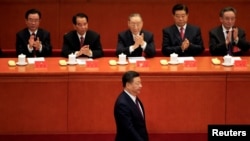 资料照：2017年10月18日中国国家主席习近平在北京人民大会堂举行的中共十九大会议上走向讲台准备发表演说
