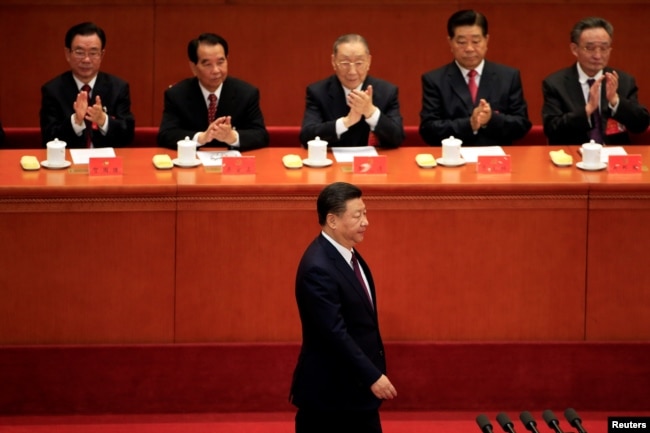 2017年10月18日习近平在北京人大会堂召开的中共十九大开幕式上走向讲台发表报告。