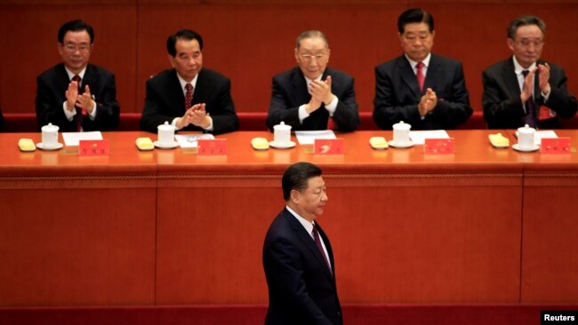 中共总书记 习近平 在北京人大会堂召开的中共 十九大 开幕式上走向讲台发表他的报告。 (2017年10月18日)