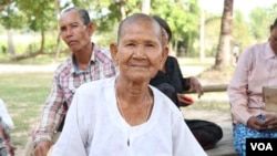 Sar Luot, 77, a resident in Kampong Thom province’s Thmey village, is happy to receive a coffin, January 7, 2018. (Sun Narin/VOA Khmer)