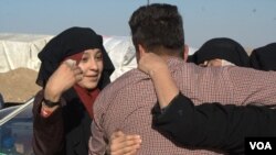 Women flee Islamic State territory fully veiled but many quickly remove the veils, revealing their faces in public for the first time in two and a half years in Khazir, Kurdish Iraq on Dec. 7, 2016. (Photo: H.Murdock / VOA)