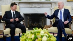 조 바이든(오른쪽) 미국 대통령과 볼로디미르 젤렌스키 우크라이나 대통령이 지난 9월 백악관에서 회담하고 있다. (자료사진)