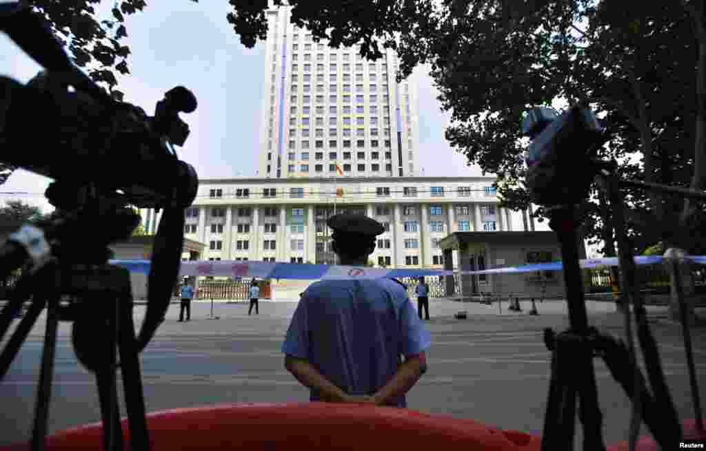 A policeman guards the entrance of the Jinan Intermediate People&#39;s Court in Jinan, Shandong province, August 26, 2013.&nbsp;
