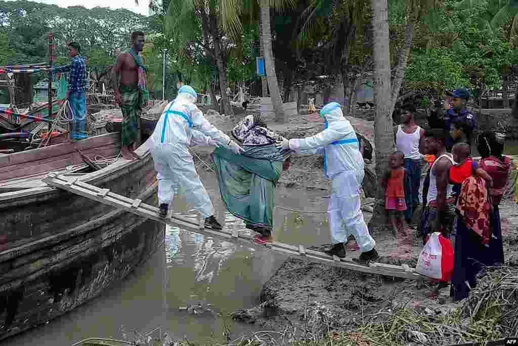 This handout photo released by the District Administration of Bhola shows residents being evacuted in Dhalchar village on the island of Bhola as Cyclone Amphan barrels toward Bangladesh&#39;s coast.