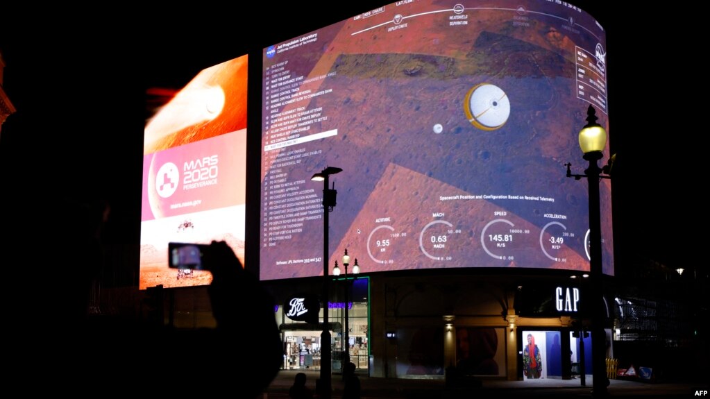 显示模拟美国宇航局“毅力号”探测器在火星登陆的图像。(photo:VOA)