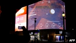 显示模拟美国宇航局“毅力号”探测器在火星登陆的图像。
