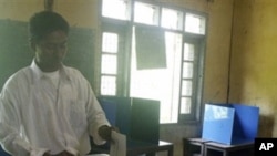 A man casts an advance vote at a local election commission office in Rangoon, 06 Nov 2010