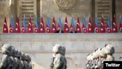 Azərbaycan prezidenti İlham Əliyev və Türkiyə prezidenti Rəcəb Tayyib Ərdoğan Bakıda paradı izləyir, 15 sentyabr, 2018.