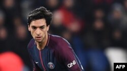 L'attaquant argentin du Paris Saint-Germain Javier Pastore contrôle le ballon lors du match de football français L1 entre le Paris Saint-Germain et Troyes au stade du Parc des Princes à Paris, le 29 novembre 2017.