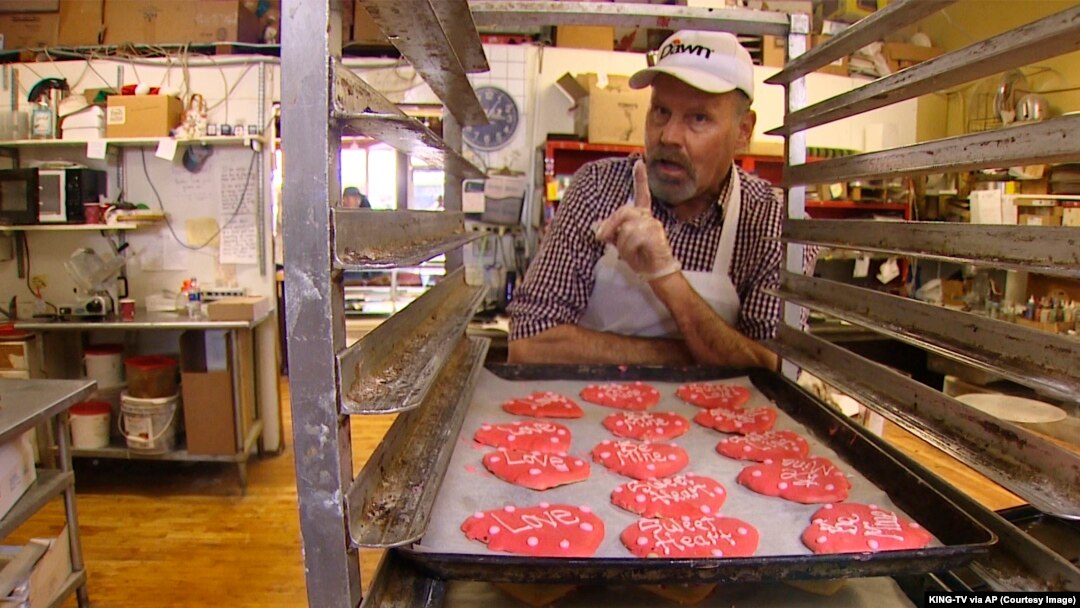 Cuplikan citra video dari KING-TV hari Kamis, 24 Januari 2019 ini, pemilik toko roti Edmonds Bakery, Ken Bellingham meminta maaf atas biskuit “Build That Wall” yang menimbulkan keributan di media sosial (foto: KING-TV via AP)