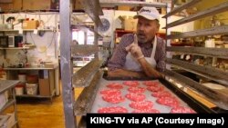 Cuplikan citra video dari KING-TV hari Kamis, 24 Januari 2019 ini, pemilik toko roti Edmonds Bakery, Ken Bellingham meminta maaf atas biskuit “Build That Wall” yang menimbulkan keributan di media sosial (foto: KING-TV via AP)