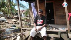 Un hombre intenta levantar su vivienda que fue arrasada por Eta en la Costa Caribe de Nicaragua. Foto Houston Castillo, VOA.