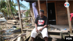 Un hombre intenta levantar su vivienda que fue arrasada por Eta en la Costa Caribe de Nicaragua. Foto Houston Castillo, VOA.