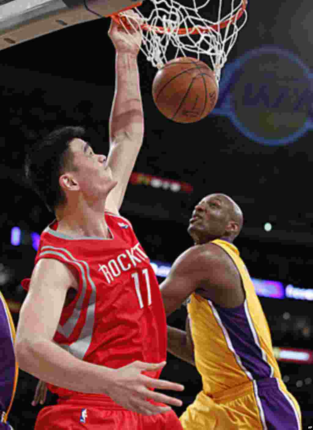 2010年10月26日，加州洛杉矶NBA赛事上，火箭队的姚明闯过洛杉矶湖人队防守投篮成功。