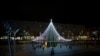 La gente se reúne junto a un árbol de Navidad iluminado en Mariupol, Ucrania bajo control ruso, el 29 de diciembre de 2024. REUTERS/Alexander Ermochenko