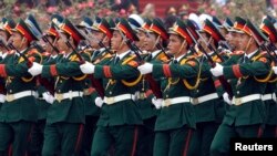 Tentara Vietnam berbaris di lapangan Ba Dinh di Hanoi dalam suatu parade militer (Foto; dok). Vietnam menyatakan akan mulai berpartisipasi dalam operasi penjaga perdamaian PBB mulai awal tahun depan.