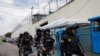 Policías y soldados se preparan para ingresar a la prisión El Inca donde se registran disturbios, en Quito, Ecuador, el 8 de enero de 2024.