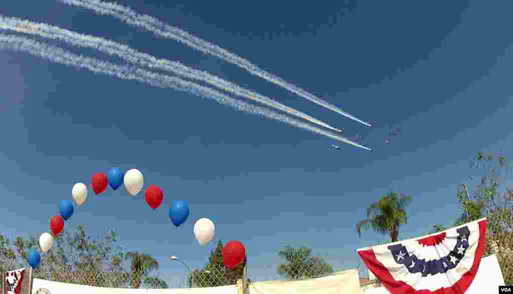 飞机列队向退伍军人致敬(美国之音 国符拍摄)