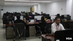 Reporters working in the Tnaot News office in Phnom Penh, Cambodia, March 2019. (Sun Narin/VOA Khmer)