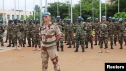 Des Casques bleus rendent hommages à leurs camarades à la base de la MINUSMA à Bamako, Mali, 1er juillet 2013.