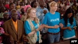 US actress and Goodwill ambassador for UNICEF Mia Farrow (C, L) takes part in a mass at the Bossangoa cathedral, Nov. 10, 2013. 