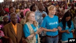 Abakorera bushake ba UNICEF Mia Farrow mu nkuka y'imisi muri Cathedral ya Bossangoa, Centrafrika, itariki 10/11/2013. 