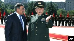 El secretario de Defensa Leon Panetta es recibido por el ministro de Defensa chino, Lian Guanglie, en Beijing, el martes 18 de septiembre de 2012.