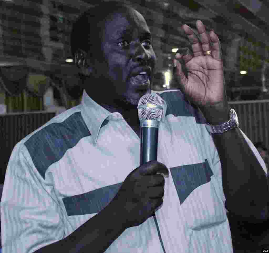A member of the public takes part in the Q&A session at the Voice of America town hall meeting in Juba on Thursday, March 28, 2013.