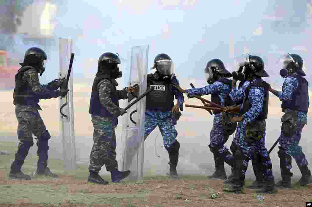 马尔代夫军队士兵(右一右二)与警察发生冲突