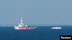 Anija "Open Arms" duke afruar pakot e ndihmave pranë bregut të Gazës (15 mars 2024)