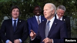 Президент США Джо Байден поруч із президентом Аргентини Хав’єром Мілеєм, президентом Кенії Вільямом Руто та генеральним секретарем ОЕСР Матіасом Корманном, на зустрічі лідерів G7 та представників держав і міжнародних організацій на саміті G7 в Італії, 14 червня 2024 р. REUTERS